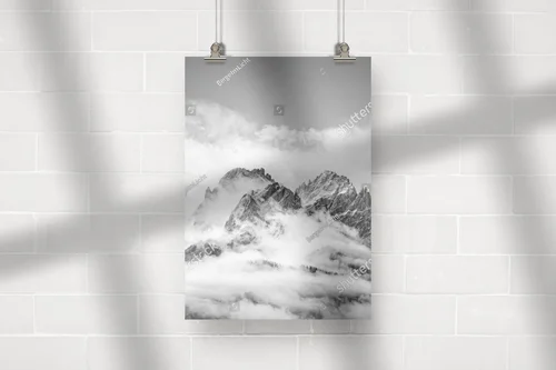 Zimowy pejzaż Dolomitów w monochromatycznej tonacji