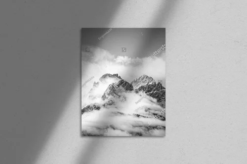 Zimowy pejzaż Dolomitów w monochromatycznej tonacji