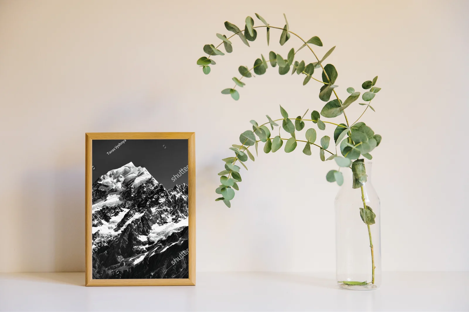 Dramatyczny widok na szczyt Mt Cook w czerni i bieli