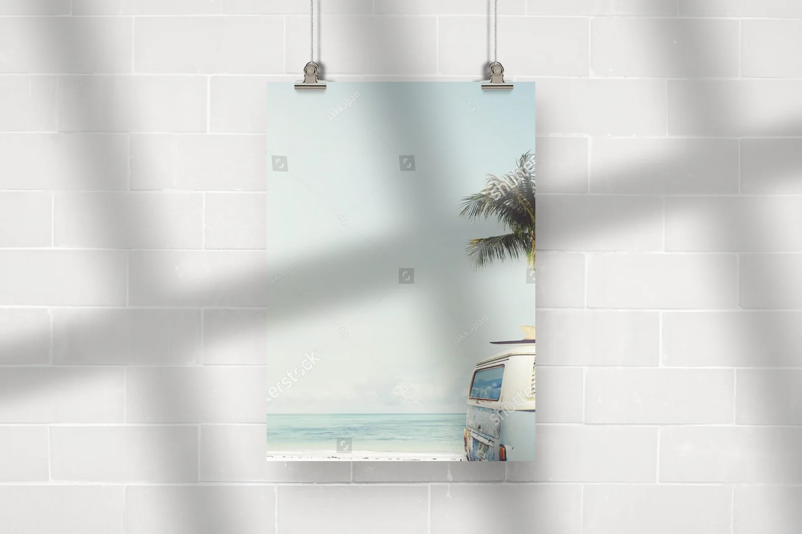 Retro klimat tropikalnej plaży z surfboardem