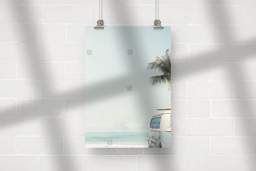 Retro klimat tropikalnej plaży z surfboardem