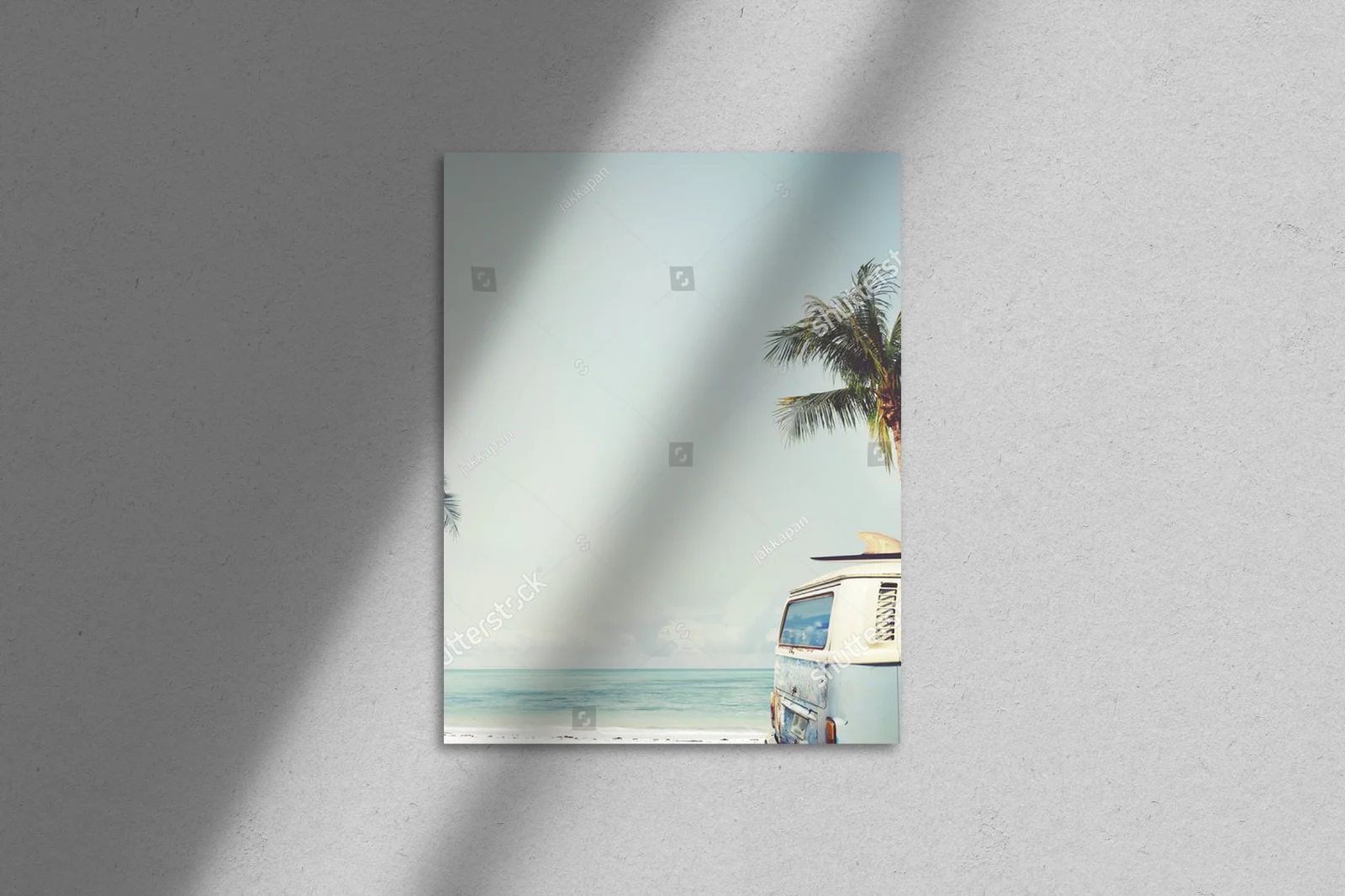 Retro klimat tropikalnej plaży z surfboardem
