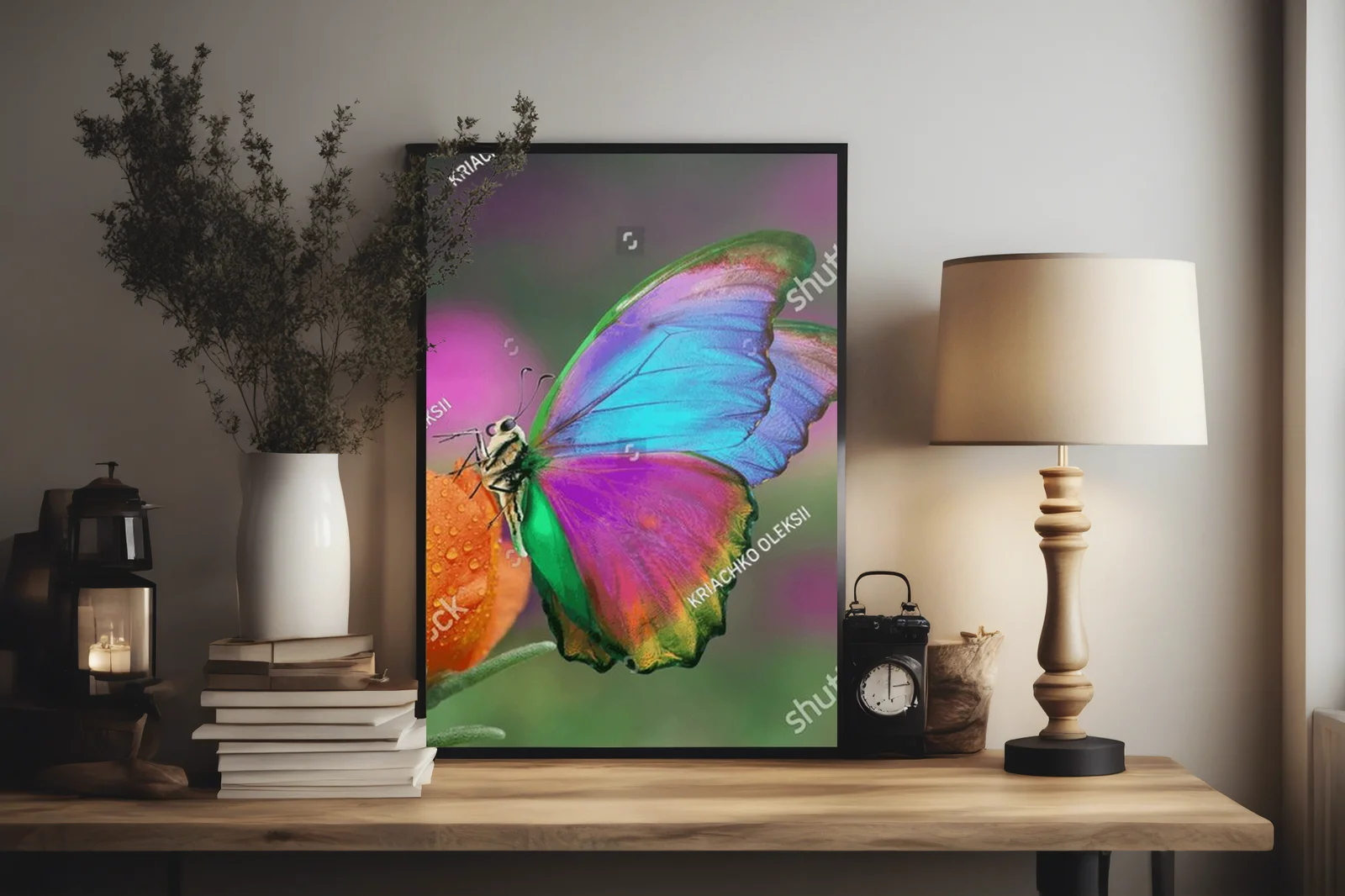 Kolorowy motyl na pomarańczowym kwiecie