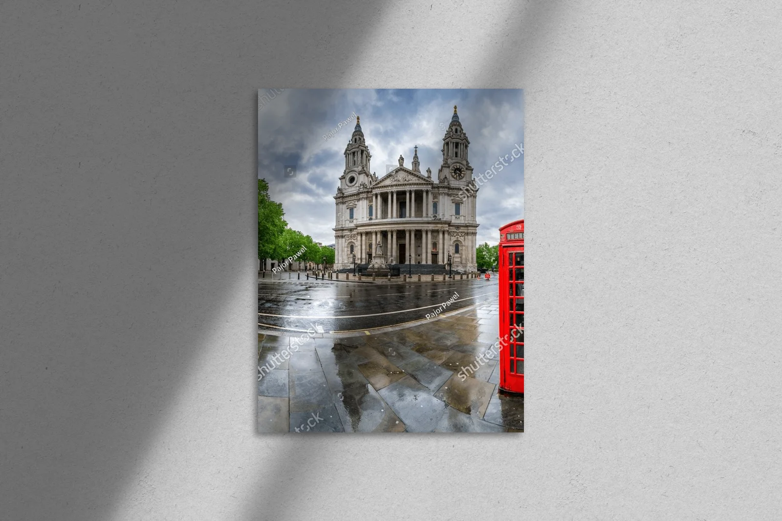 Elegancka panorama Londynu w deszczową scenerię