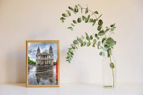 Elegancka panorama Londynu w deszczową scenerię