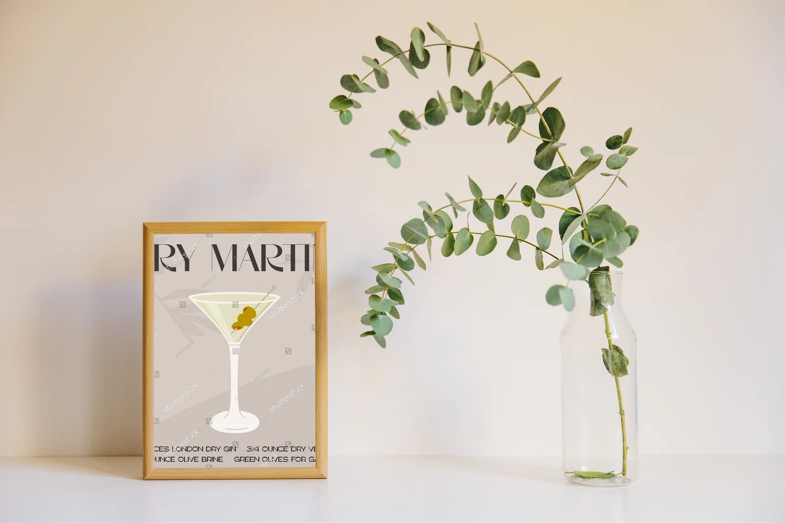 Elegancki koktajl Dry Martini w letnim stylu