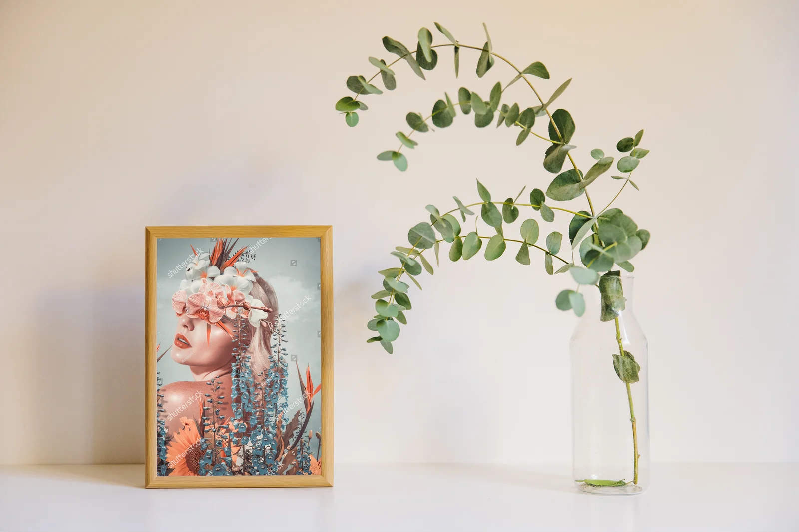 Abstrakcyjny portret z kwiatami w delikatnych odcieniach
