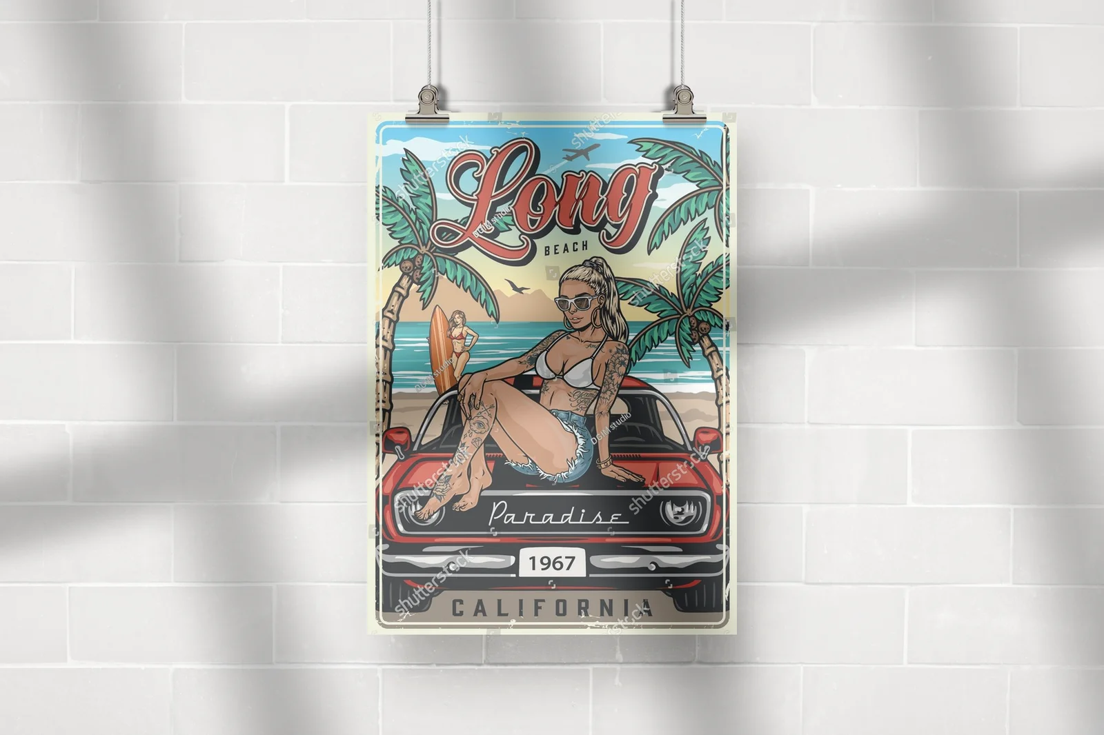 Kolorowy plakat z kobietą na dachu auta