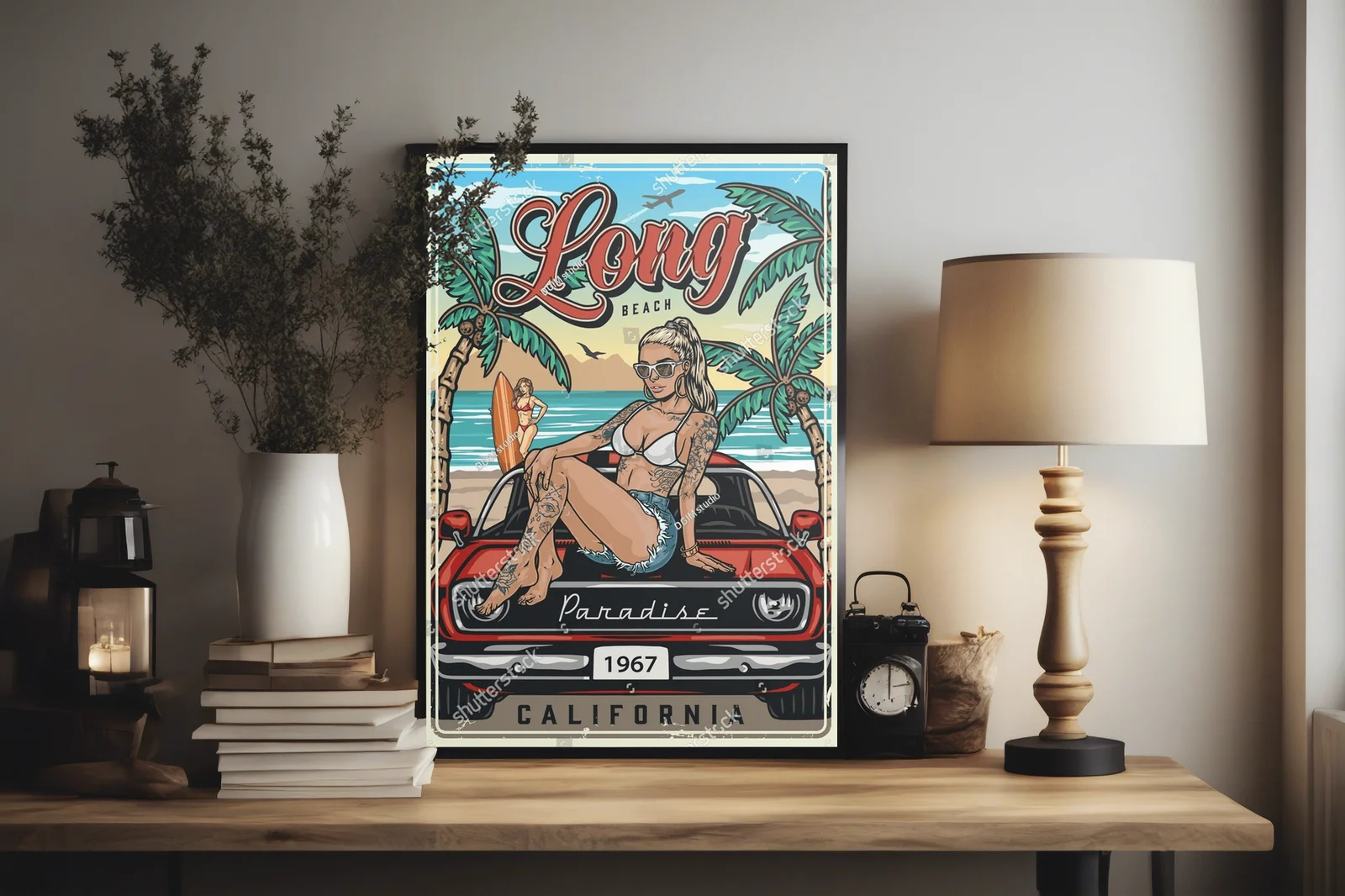 Kolorowy plakat z kobietą na dachu auta
