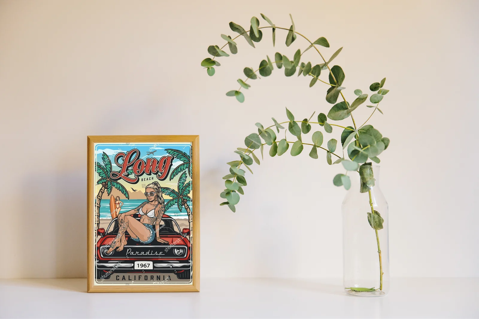Kolorowy plakat z kobietą na dachu auta