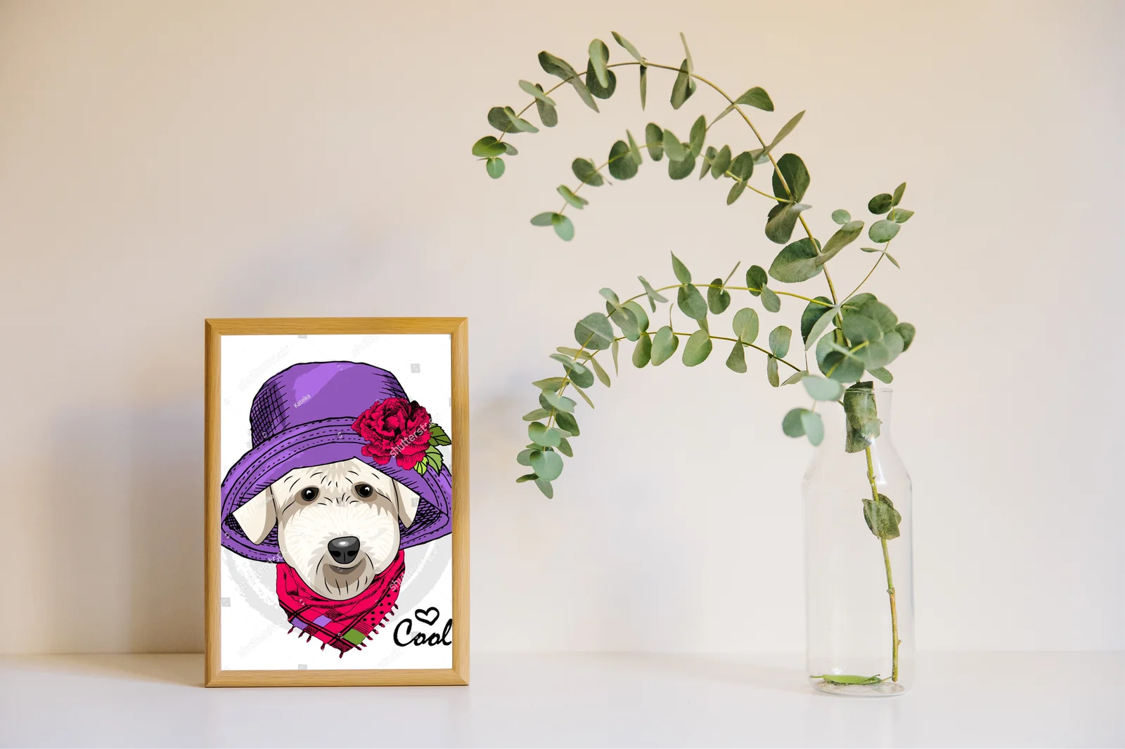 Stylowy piesek w purpurowym kapeluszu inspirujący modą