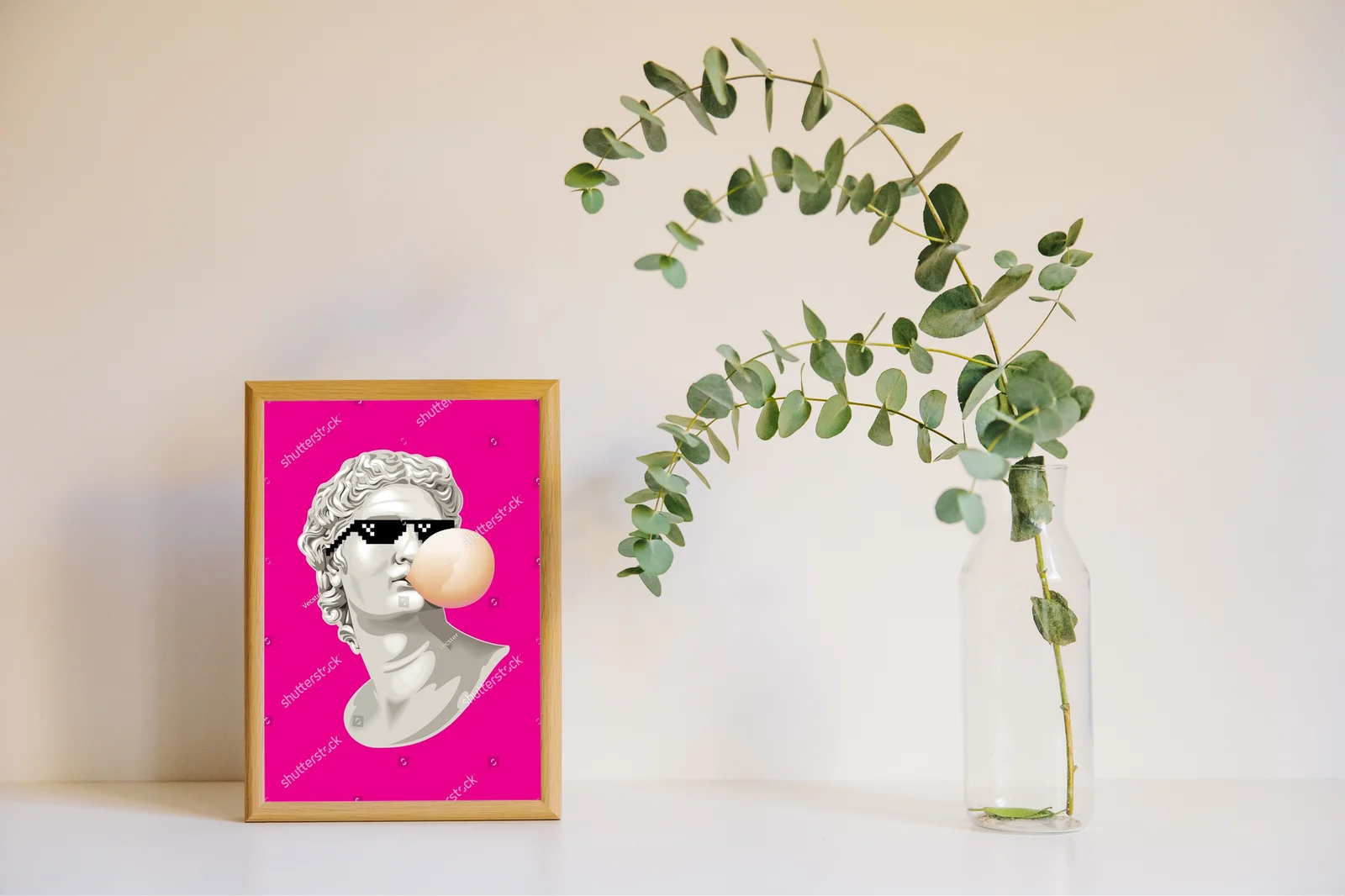 Antyczna figura w futurystycznych okularach