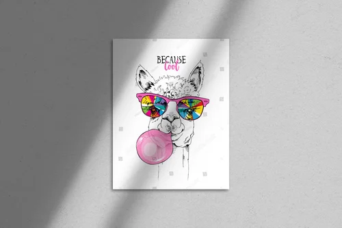 Funky lama w tęczowych okularach i różowej gumie