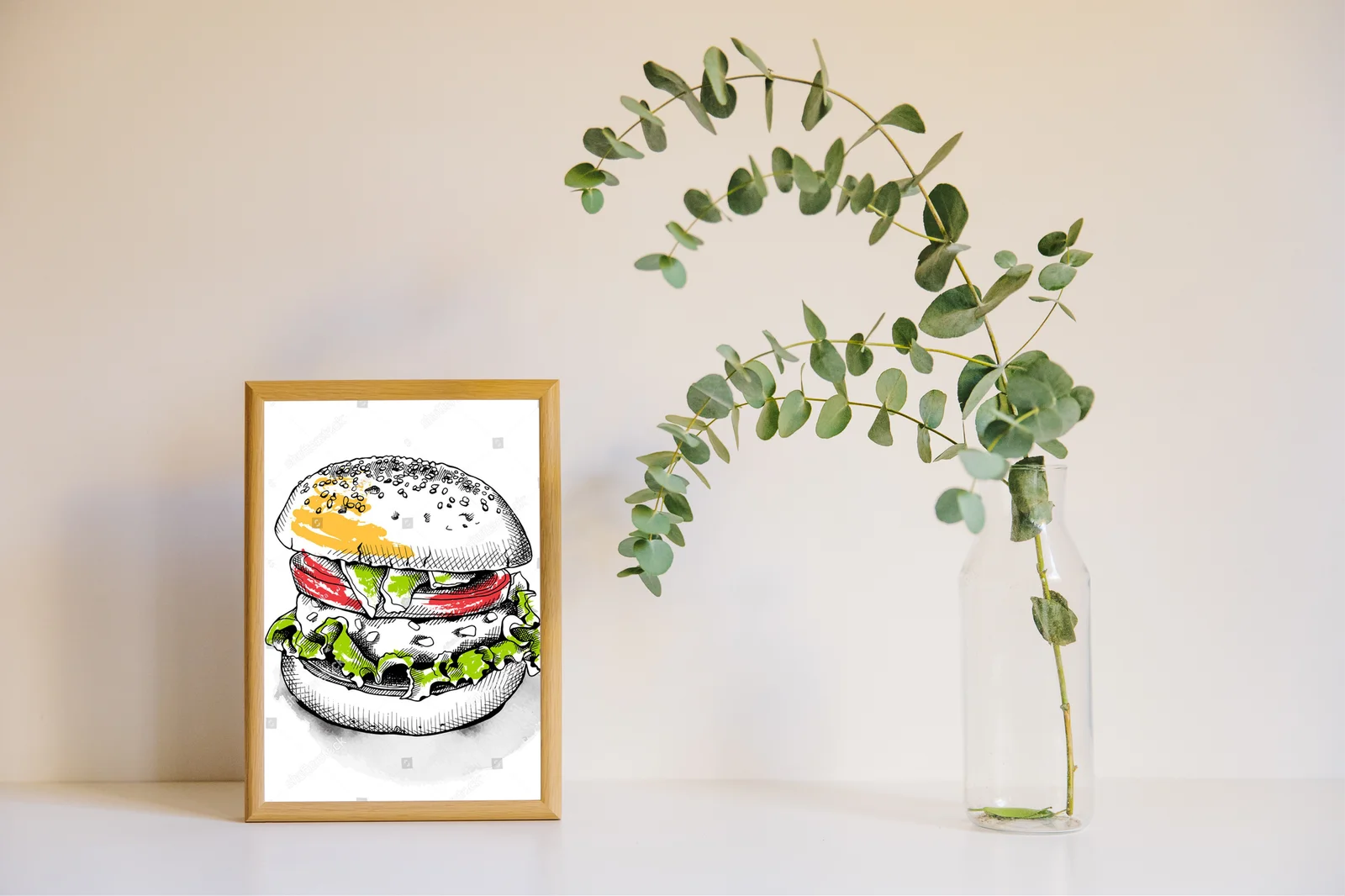 Apetyczny burger w białej, vintage aranżacji