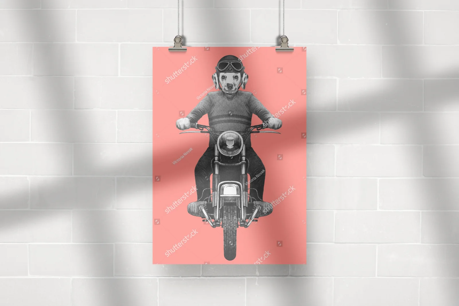 Wesoły dalmatyńczyk na motorze w retro stylu