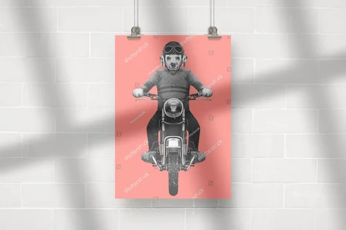 Wesoły dalmatyńczyk na motorze w retro stylu