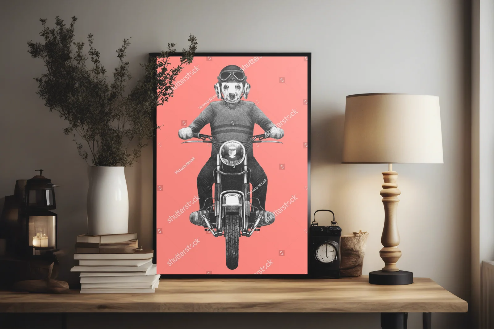 Wesoły dalmatyńczyk na motorze w retro stylu