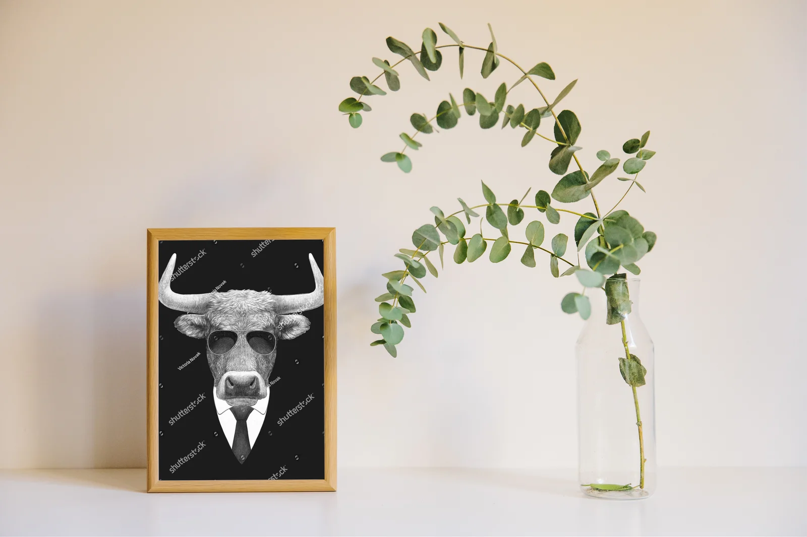 Elegancki byk w garniturze – ikona stylu