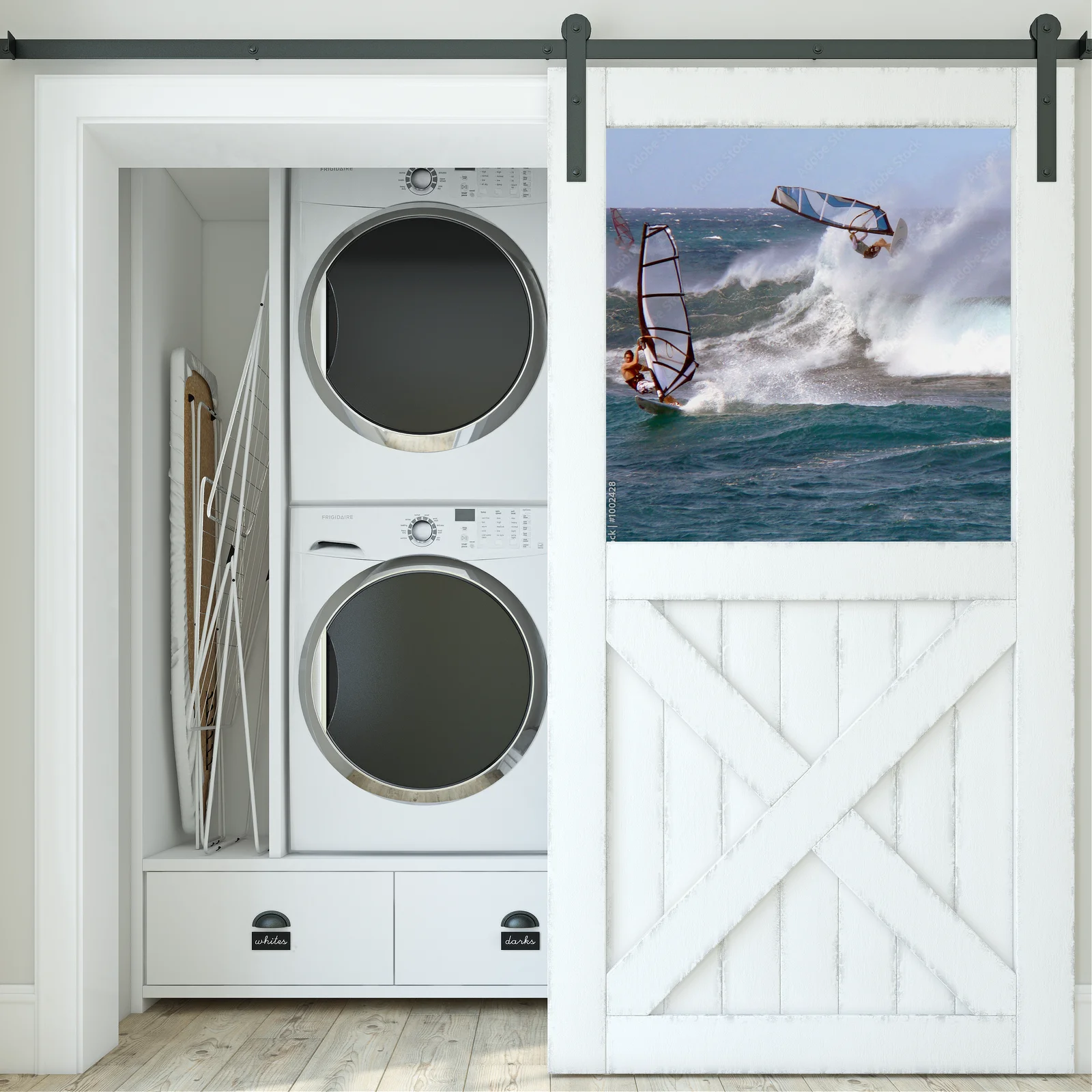 Windsurfer w powietrzu na błękitnych falach