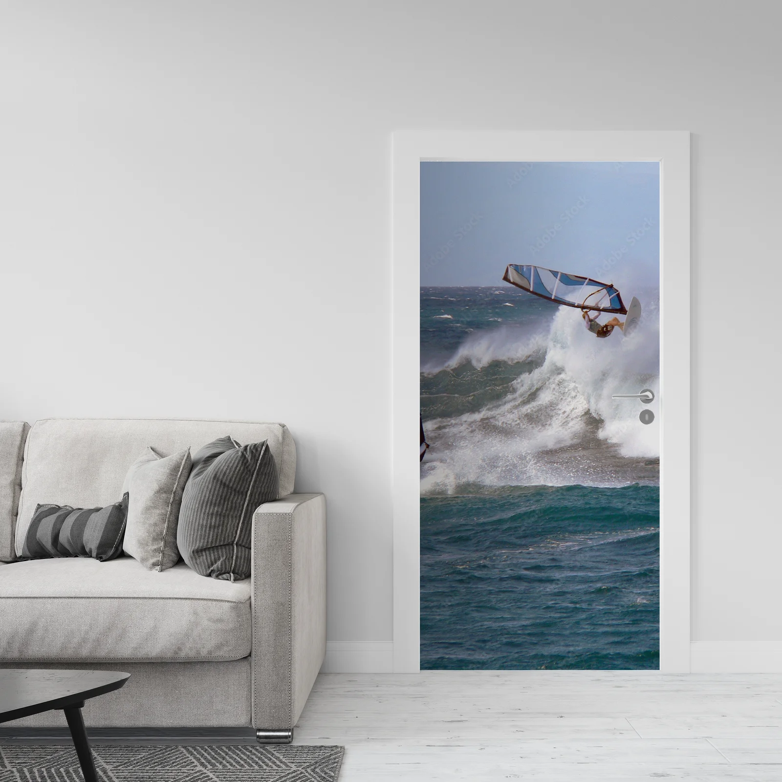 Windsurfer w powietrzu na błękitnych falach