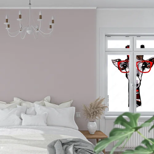 Stylowa giraffa w okularach przeciwsłonecznych
