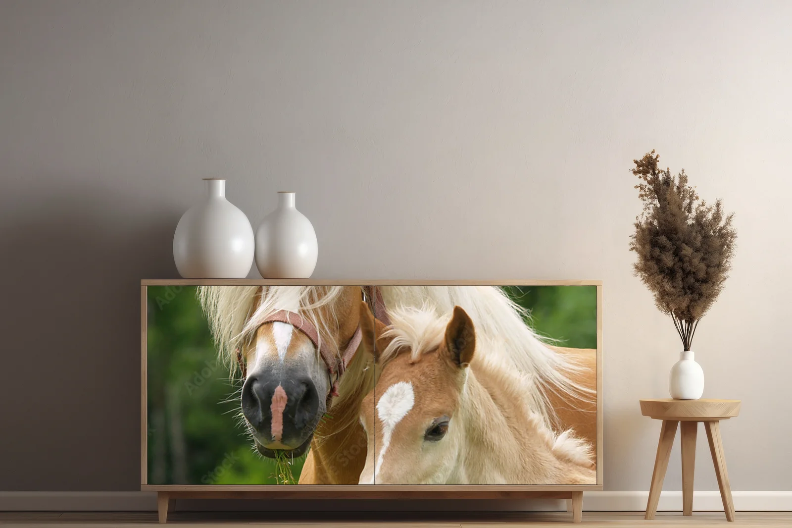 Rodzinne chwile w trawie – portret matki i źrebaka