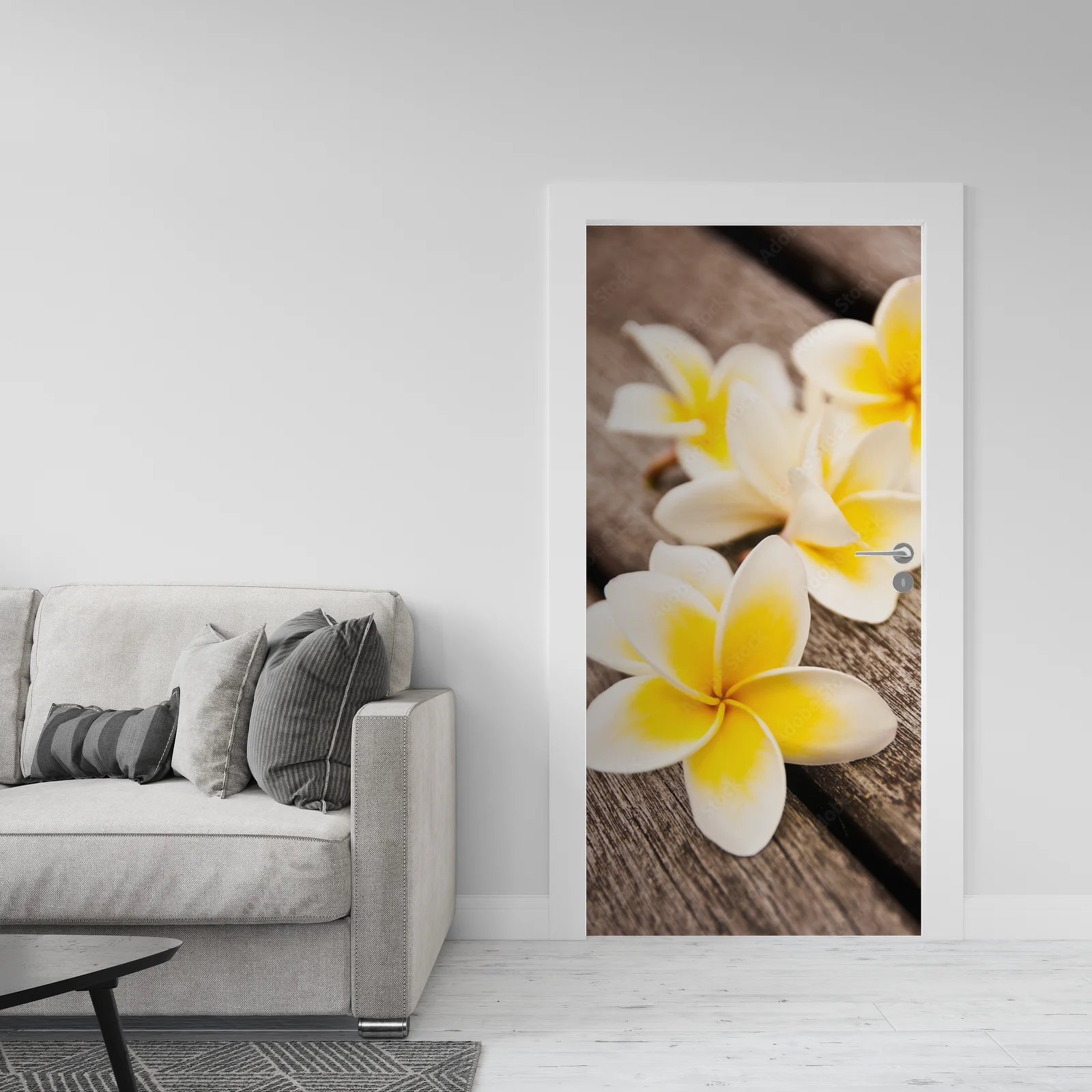 Kwiaty frangipani na tle drewnianym