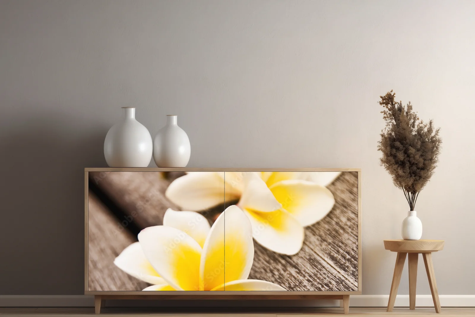 Kwiaty frangipani na tle drewnianym