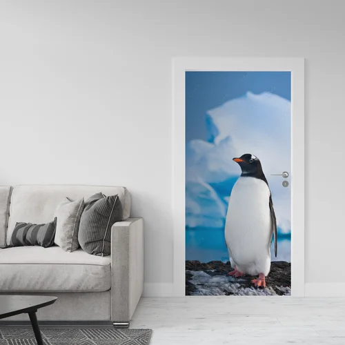 Penguin w otoczeniu skalnych majestatów