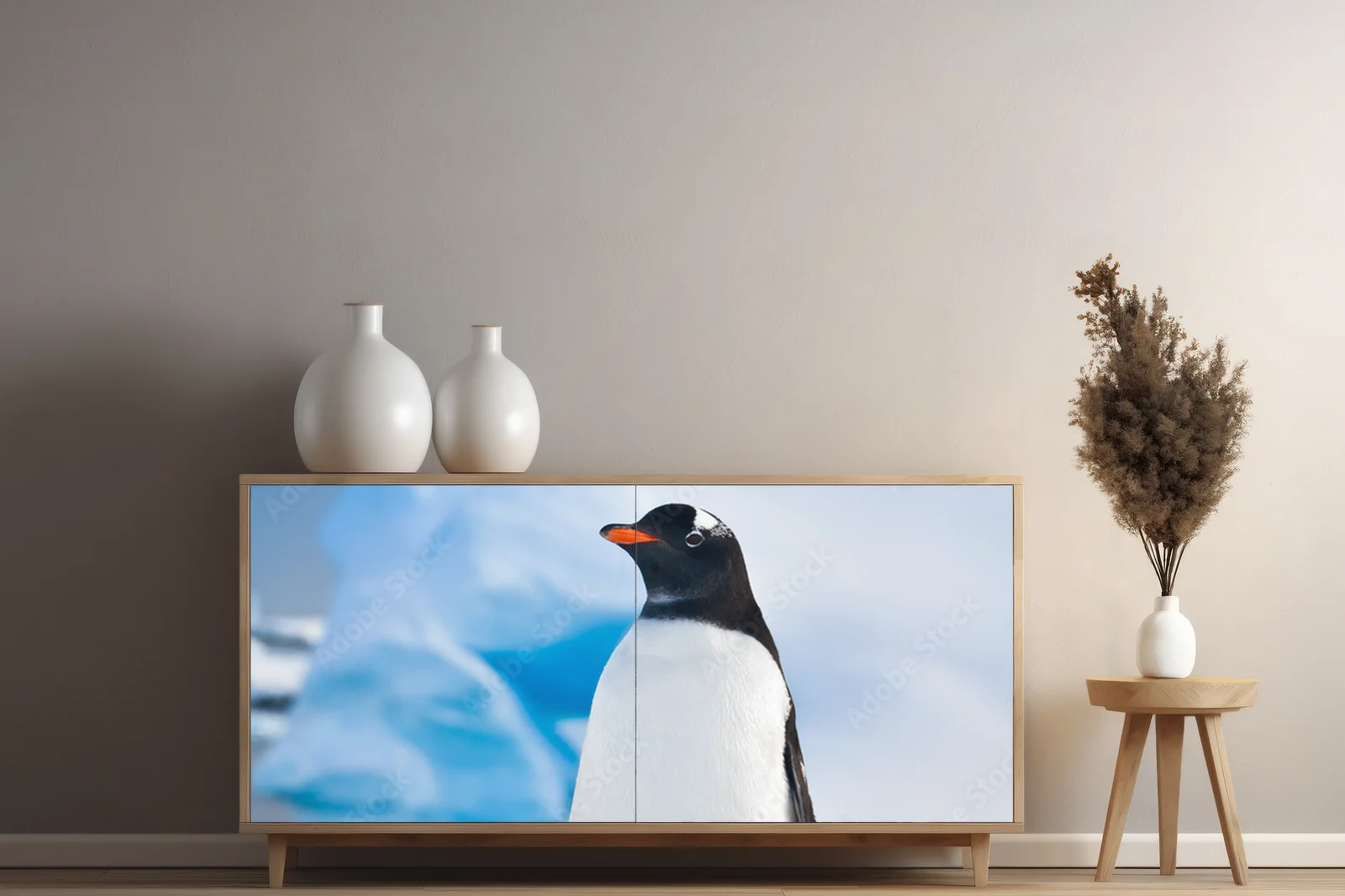 Penguin w otoczeniu skalnych majestatów