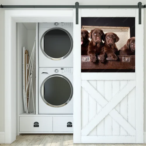 Cztery urocze szczenięta Labradorów w vintage walizce