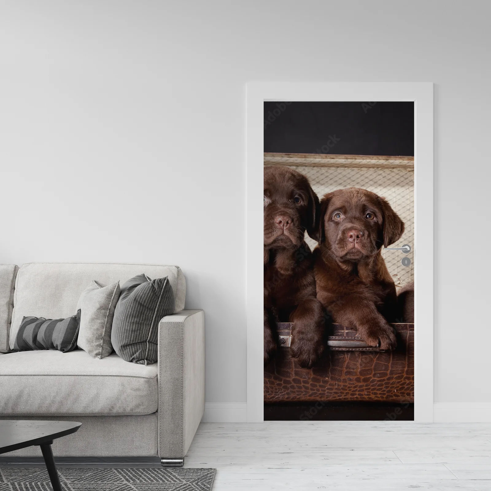 Cztery urocze szczenięta Labradorów w vintage walizce