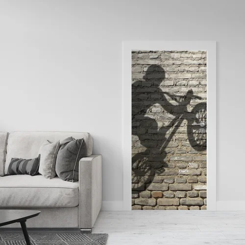 Sylwetka BMX na tle miejskich bricków