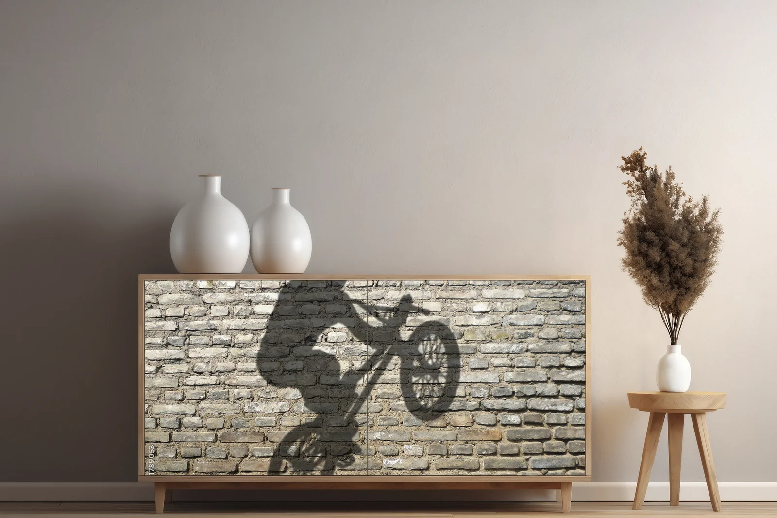 Sylwetka BMX na tle miejskich bricków