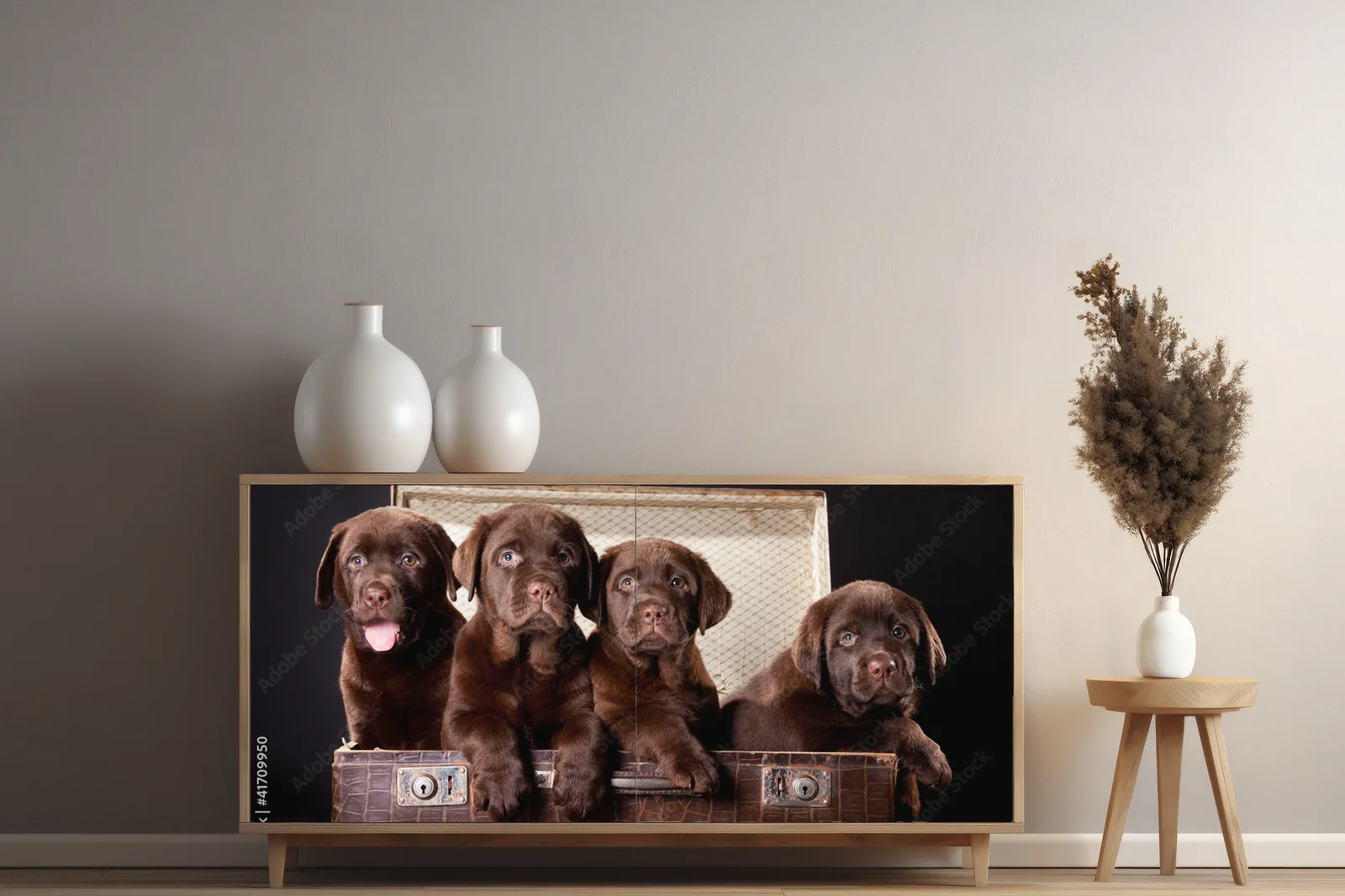 Cztery urocze szczenięta Labradorów w vintage walizce