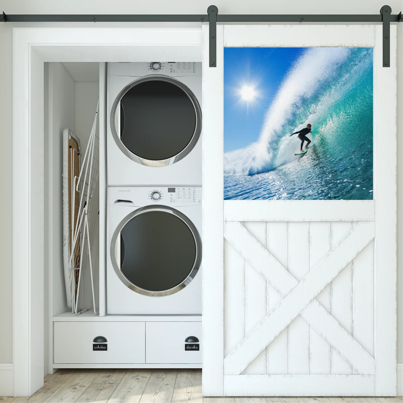 Pod niebem pełnym błękitu – surfer na oceanowej fali