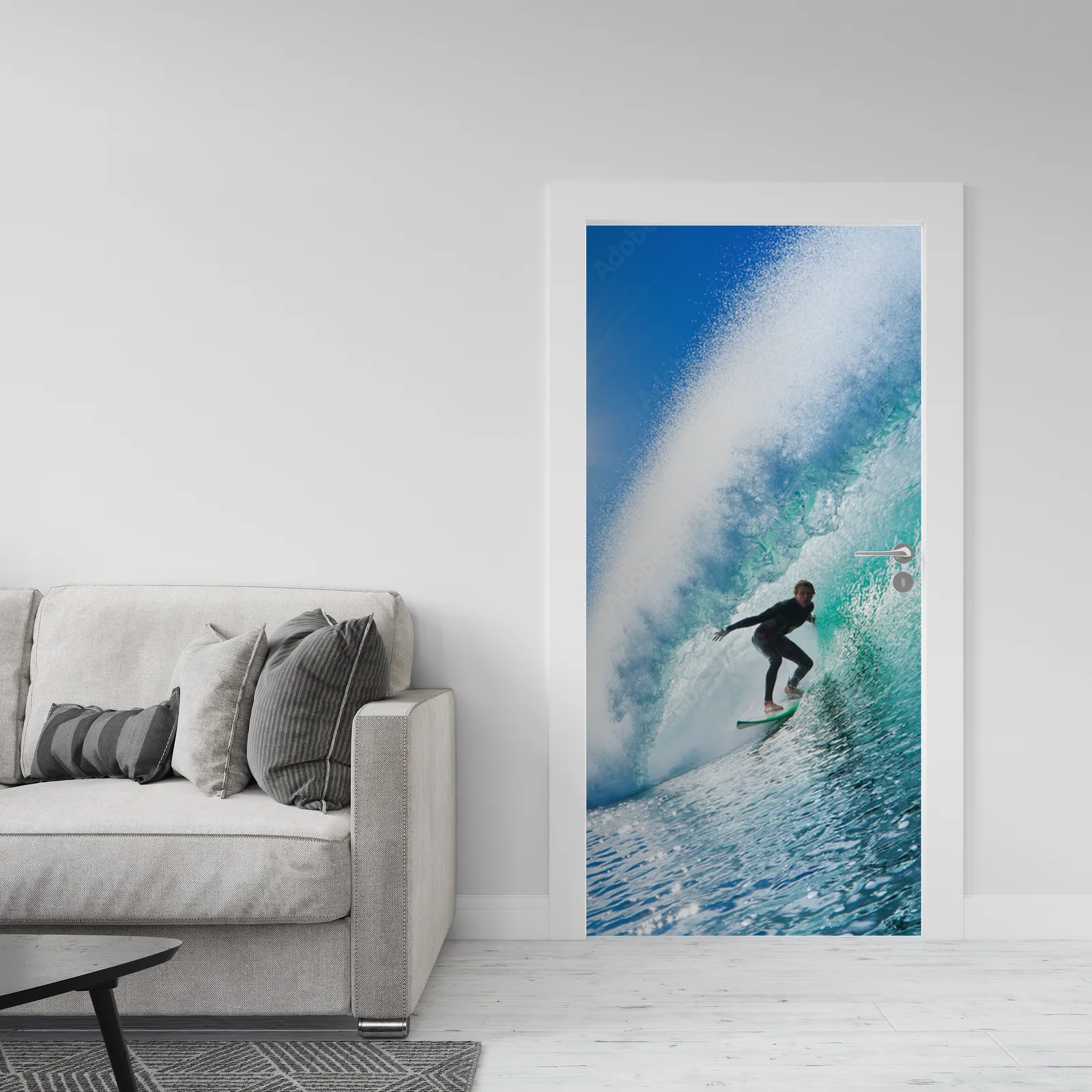 Pod niebem pełnym błękitu – surfer na oceanowej fali