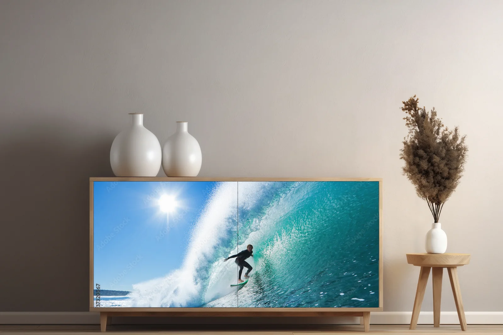 Pod niebem pełnym błękitu – surfer na oceanowej fali