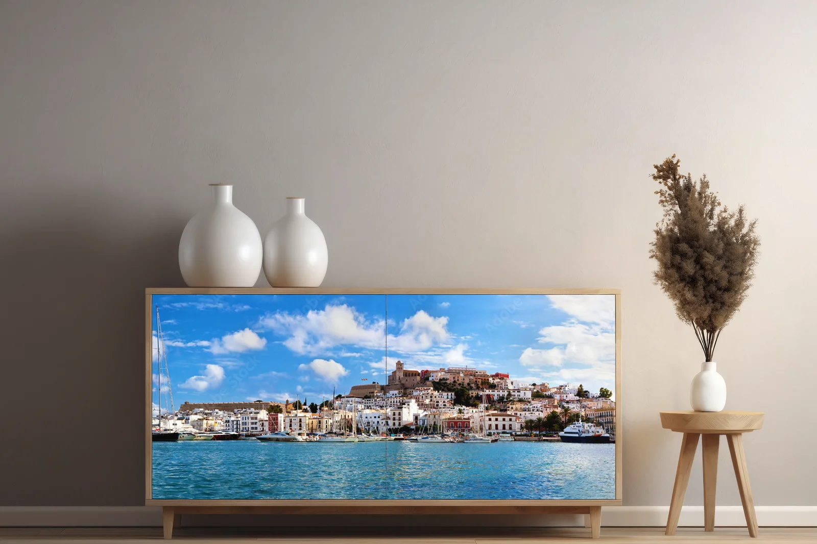 Malownicza panorama Ibizy w letnich odcieniach