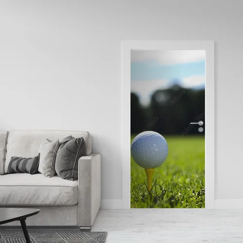 Radość z gry w golf w naturalnym krajobrazie