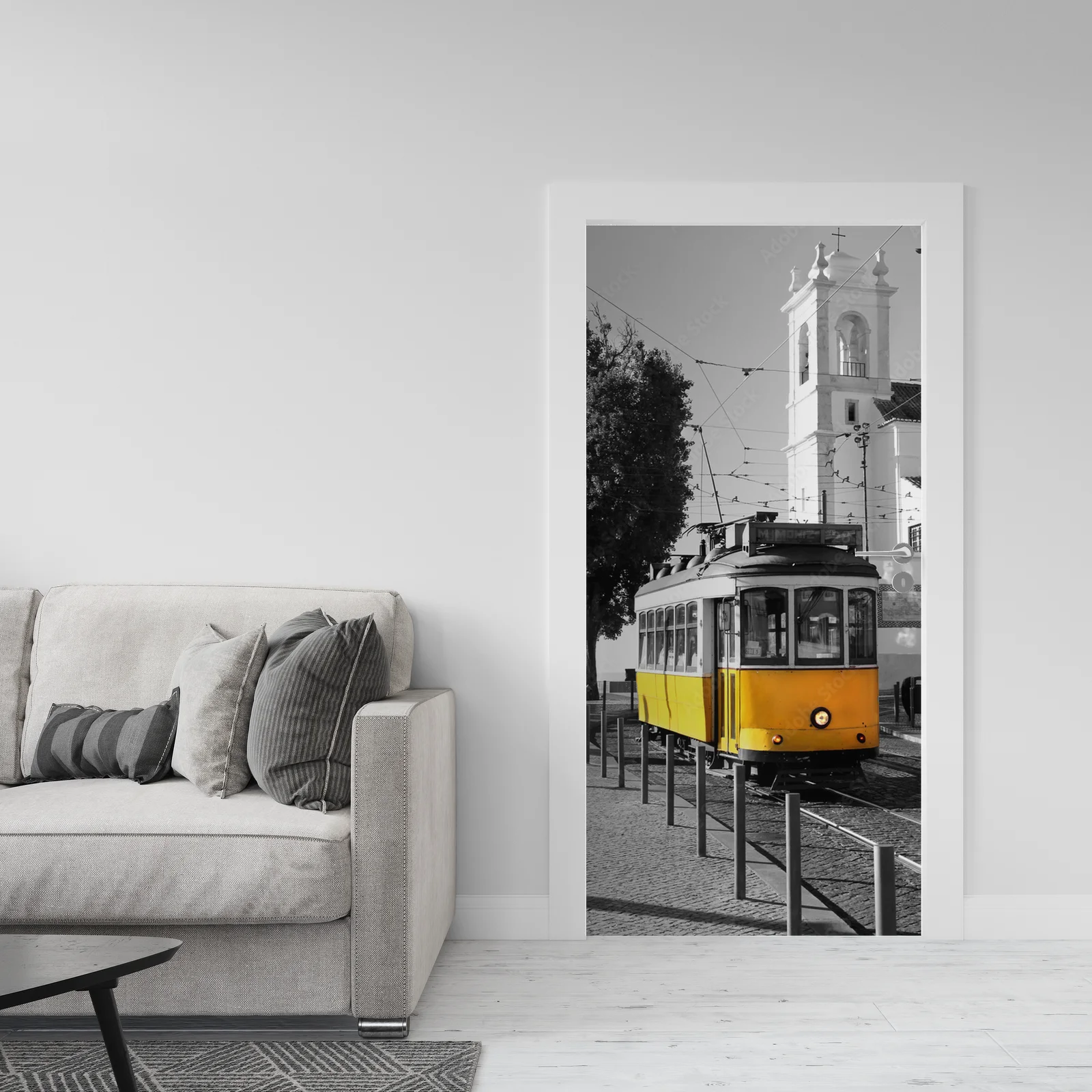 Uroklisbona: żółty tramwaj na tle monochromu