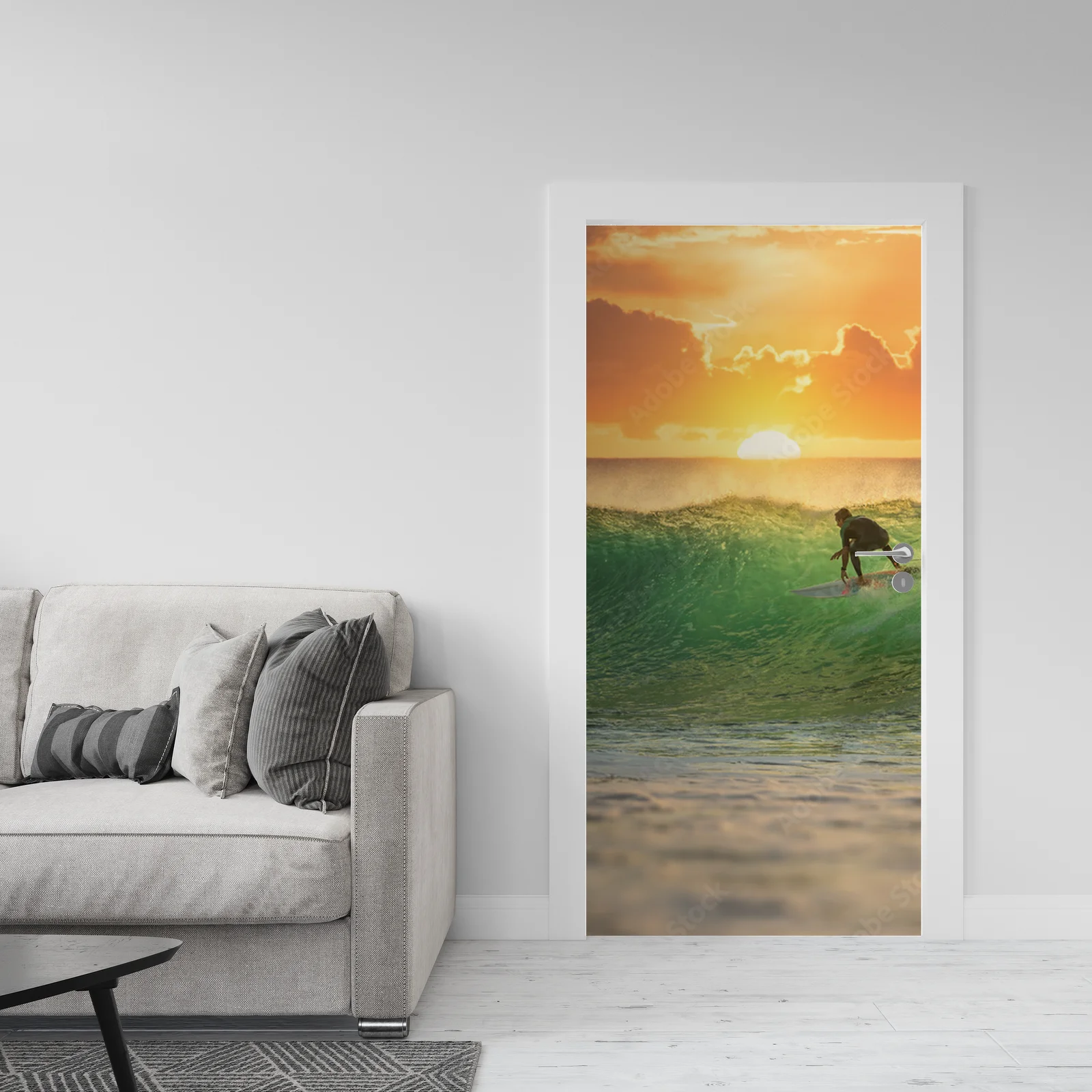 Surfer na tle wschodzącego słońca nad oceanem