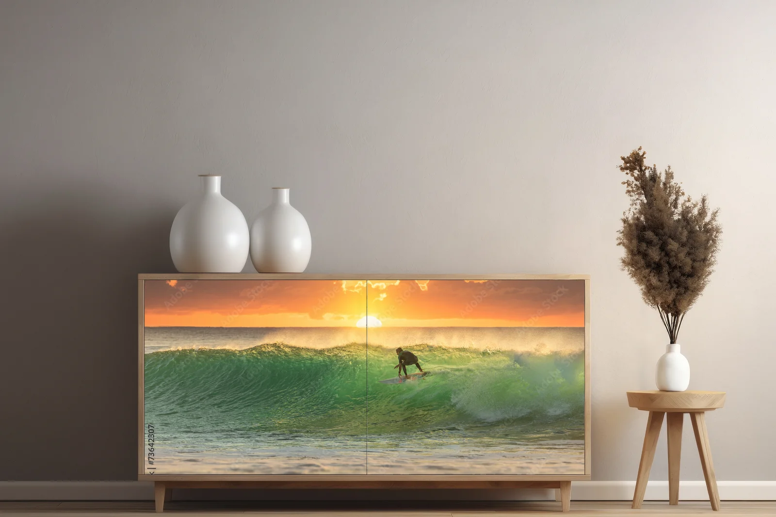 Surfer na tle wschodzącego słońca nad oceanem