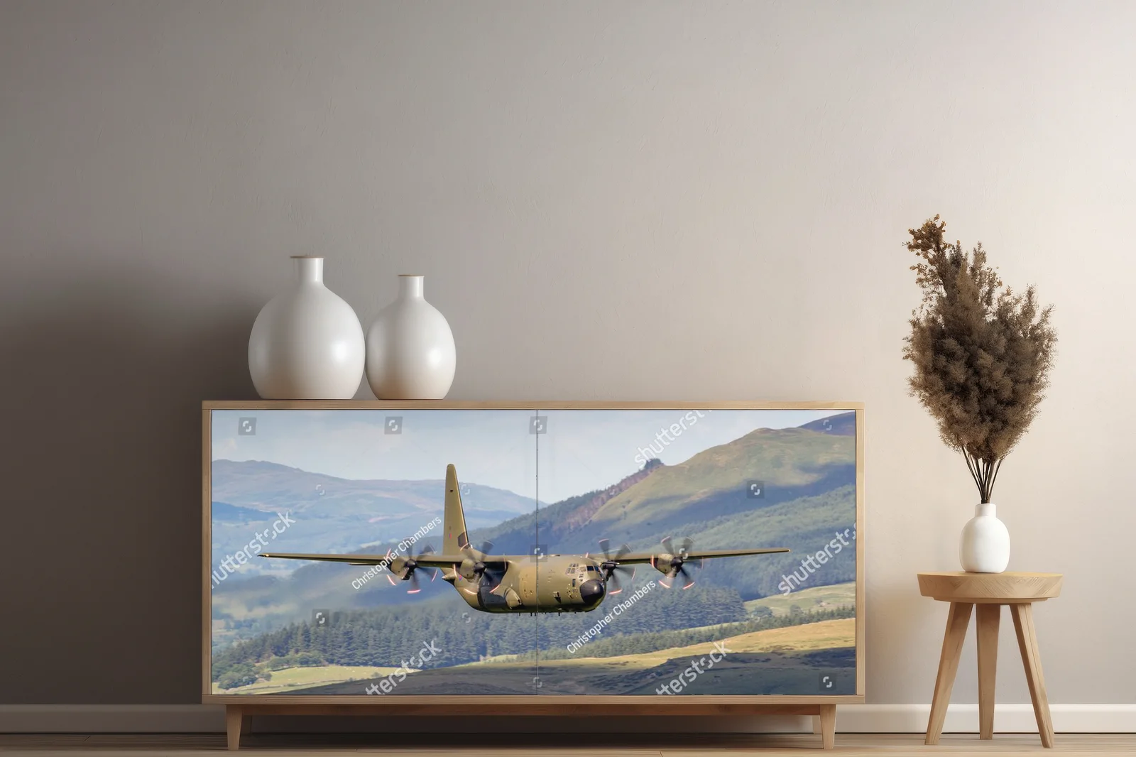 Zielony Lockheed C-130 Hercules nad malowniczym krajobrazem