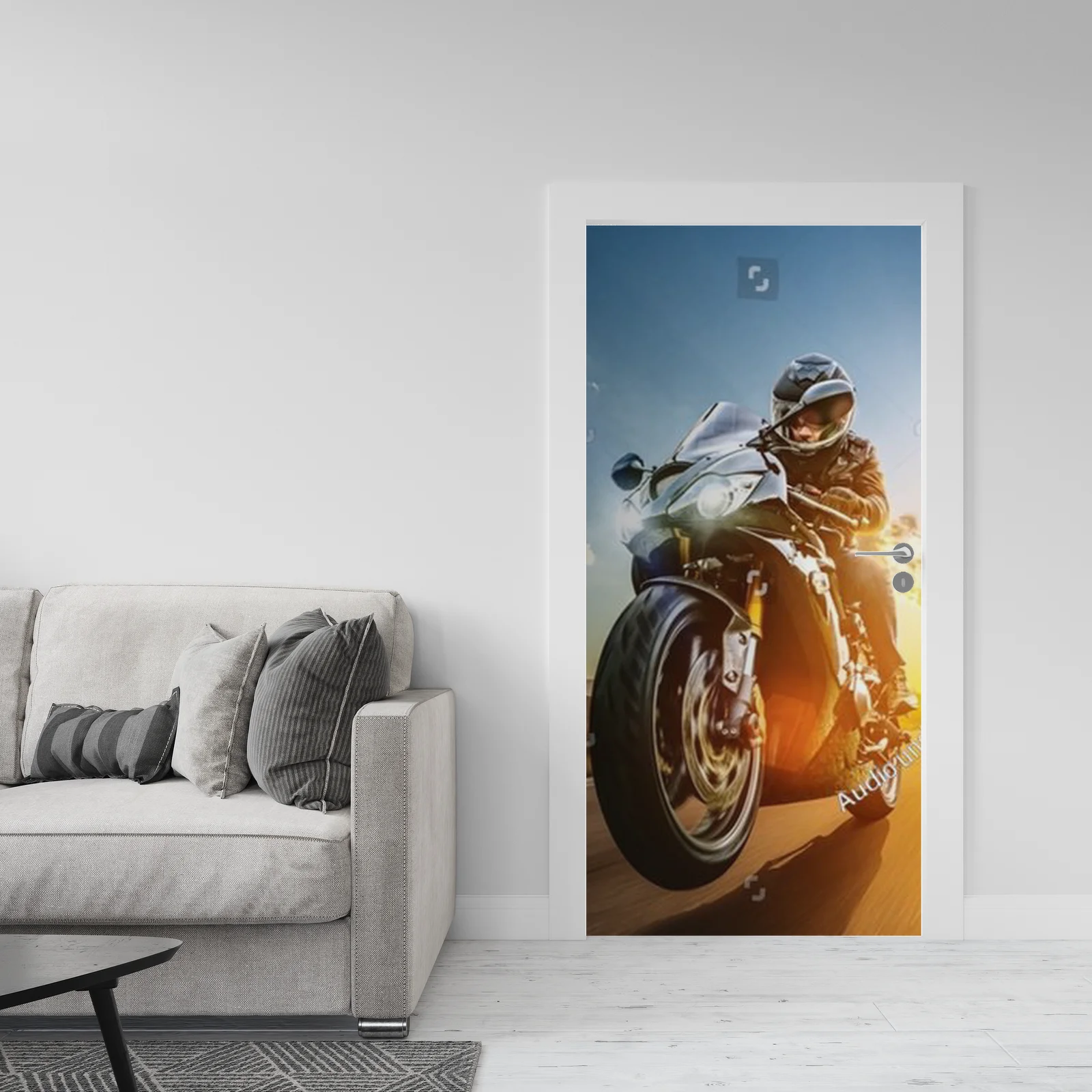 Motocyklowa podróż w zachodzących barwach