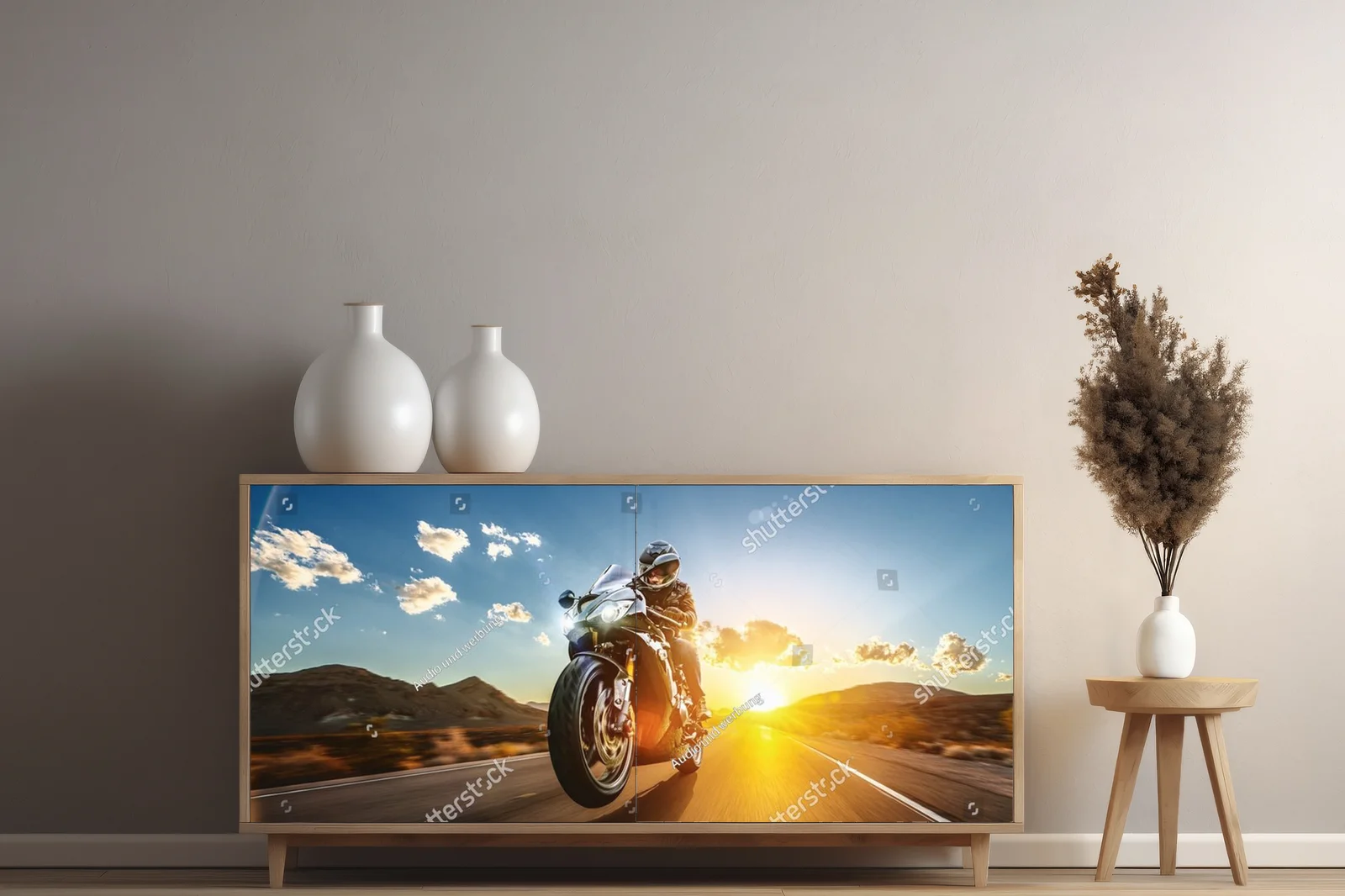 Motocyklowa podróż w zachodzących barwach