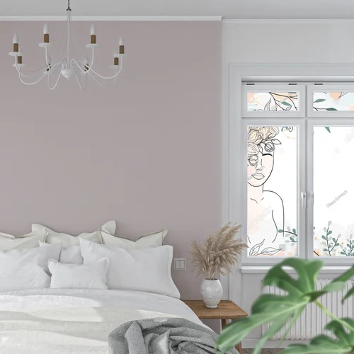 Elegancka sylwetka kobiety w kwiatowej kompozycji