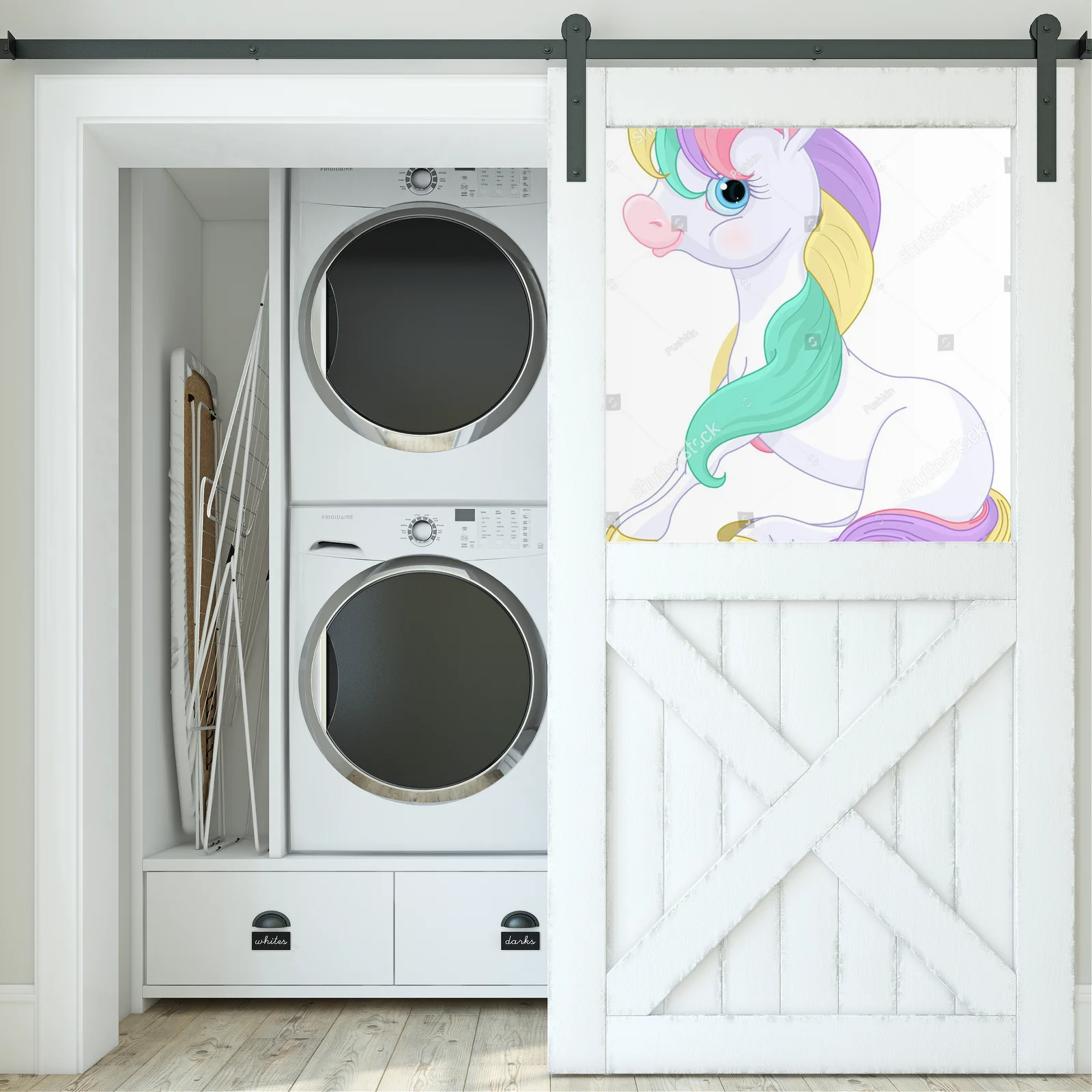 Magiczny tęczowy pony w baśniowej aranżacji
