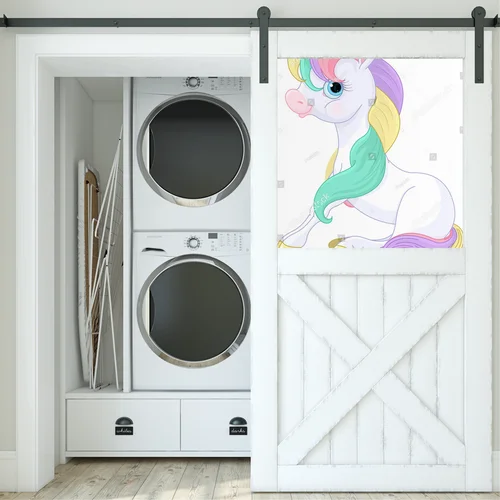 Magiczny tęczowy pony w baśniowej aranżacji