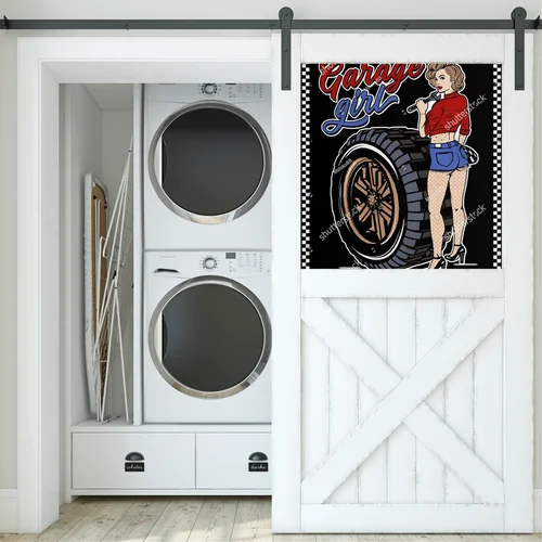 Energiczna pin-up dziewczyna na tle motocyklowego szaleństwa